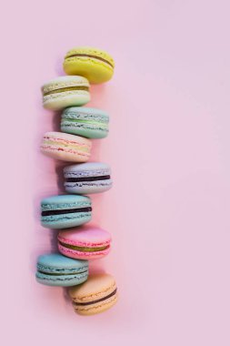 Pastel pembe arka plan üzerine makarna veya makarna bisküvi. Kopyalama alanı.