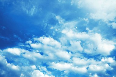 Beyaz bulutlu mavi gökyüzü.