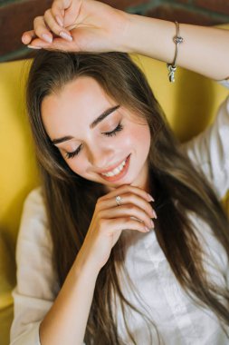 Genç ve güzel bir kadının portresi.