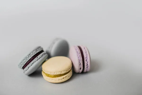 Primer plano de galletas macarrones o macarones sobre fondo gris . —  Fotos de Stock