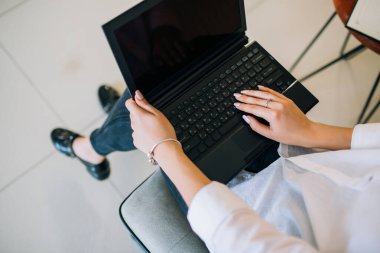 Ofiste dizüstü bilgisayarla çalışan kadınların ellerine bir göz atalım..