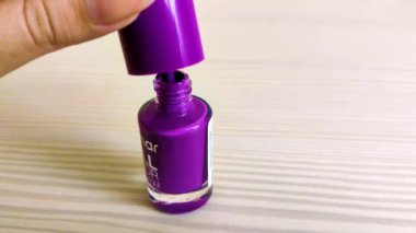 Oje fırça güzel mor oje şişesi