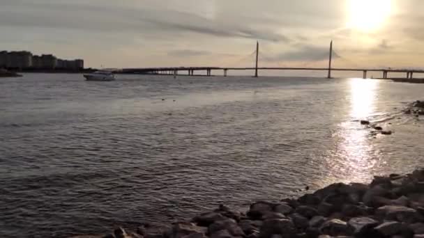 Barcos Navegando Río Sol Refleja Las Olas Bahía Paisaje Ciudad — Vídeos de Stock