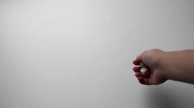 Beyaz kadın beyaz arka planda zar atıyor.