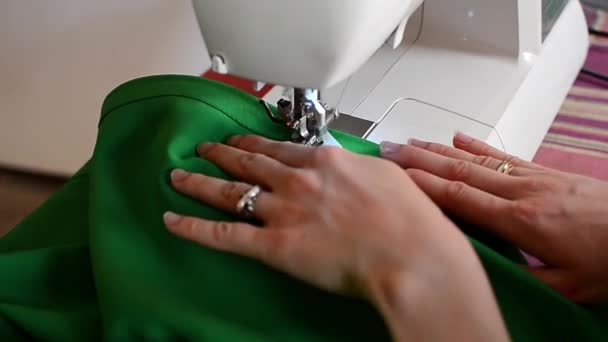 Mujer europea blanca cosiendo en una máquina de coser — Vídeos de Stock