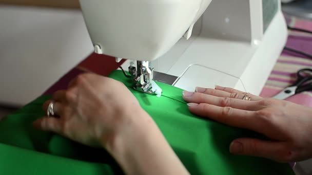 Mujer europea blanca cosiendo en una máquina de coser — Vídeos de Stock