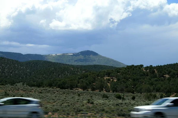 ユタ州レッド山地ユタ州の灰色の山 車からの高速道路からの眺め 岩の上の草 — ストック写真