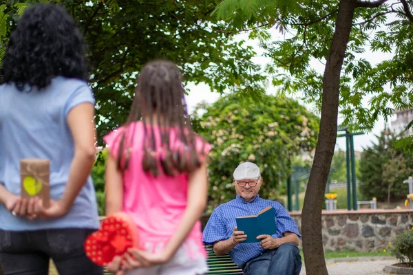 Nipote Madre Fanno Regalo Sorpresa Padre Buona Festa Del Papà — Foto Stock