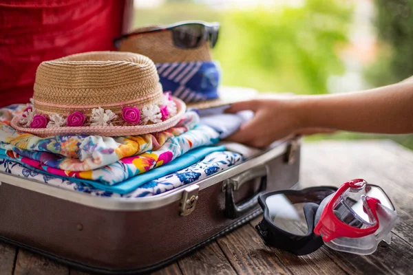 Vintage Suitcase Preparation Summer Vacation — Stock Photo, Image
