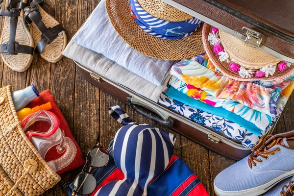 Vintage Suitcase Preparation Summer Vacation — Stock Photo, Image