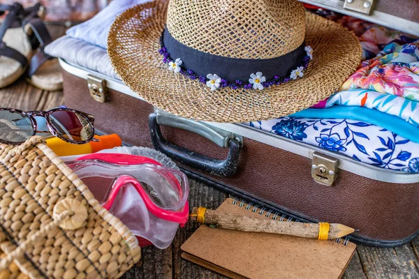 Vintage Suitcase Preparation Summer Vacation — Stock Photo, Image