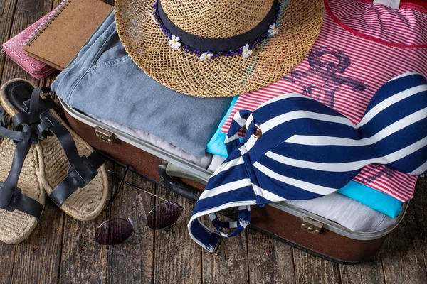 Uma Preparação Mala Vintage Para Férias Verão — Fotografia de Stock