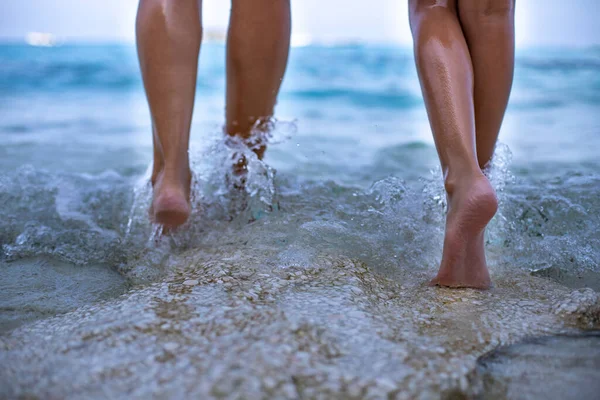 Дві Жінки Гуляють Пляжі Бульбашками Хвиль Концепція Відпустки Видом Море — стокове фото