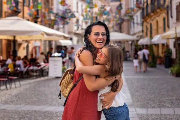 Laughing Mother Embraced Her Daughter Narrow Streets Italy Holding Her — Stock Photo, Image