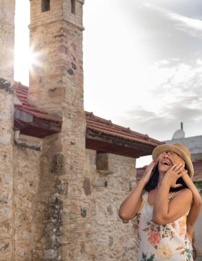 Anne ve kızı kırsal taştan duvarın önünde eğleniyorlar. Sarıl, zıpla ve sarıl .