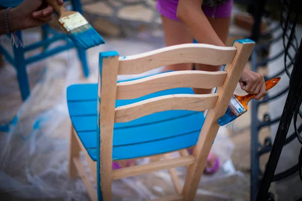Покраска Деревянного Кресла Синий Цвет Открытом Воздухе Концепция Покраски Кресла — стоковое фото