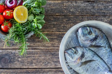 Masanın üzerinde çipura (yaldızlı baş) var.