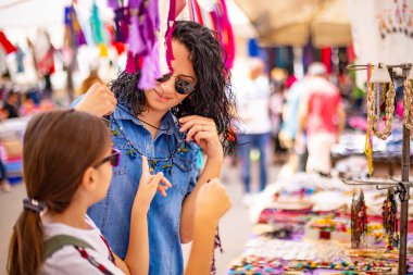 Sokak pazarında alışveriş yapmak.