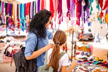 Sokak pazarında alışveriş yapmak.