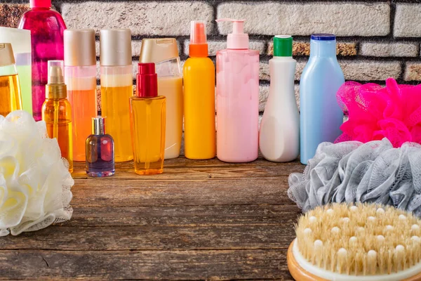 Muitos Tipos Frascos Gel Xampu Chuveiro Esponja Mesa — Fotografia de Stock