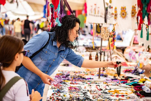 Sokak pazarında alışveriş yapmak.