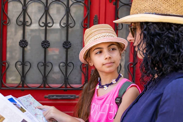 Mãe Filha Vão Férias Juntas Seaching Para Hotel Com Sua — Fotografia de Stock