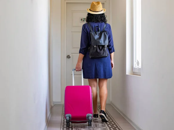 Mulher Turística Caminhando Hotel Com Sua Mala — Fotografia de Stock