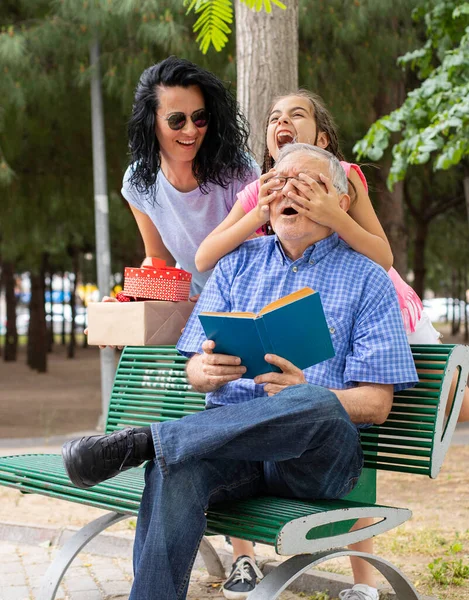 Nipote Sua Madre Fanno Regalo Sorpresa Suo Padre Felice Giorno — Foto Stock