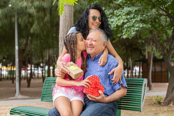 Nieta Madre Regalando Sorpresa Padre Feliz Día Los Padres — Foto de Stock