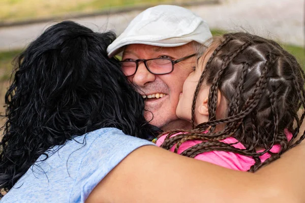 Nieta Madre Regalando Sorpresa Padre Feliz Día Los Padres — Foto de Stock