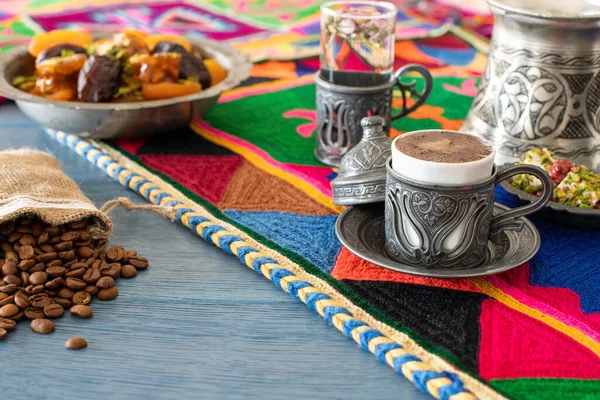 Kaffee Der Authentischen Tasse Und Wasser Auf Dem Handgemachten Teppich — Stockfoto