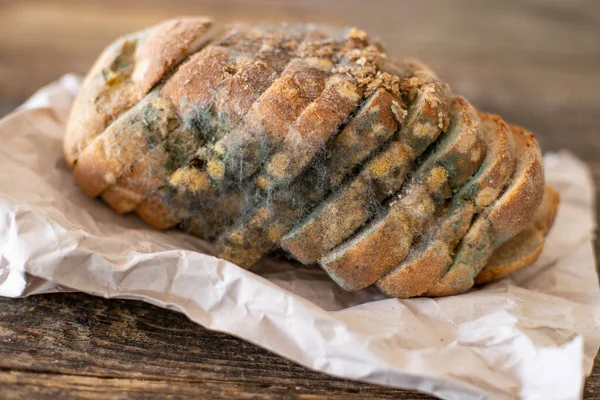 Beschimmeld Brood Houten Rustieke Tafel Schaarste — Stockfoto