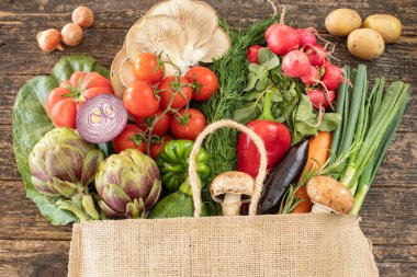 Alışveriş torbasında çok sebze var..