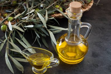Kırsal ahşap masadaki yeşil ve siyah zeytinyağı gibi birçok tür zeytin yağı, şişede zeytin yağı olan zeytin konsepti