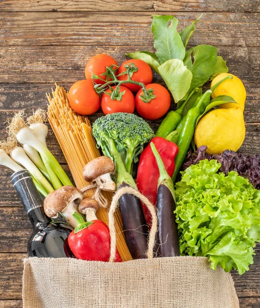 Viel Gemüse Und Obst Der Einkaufstasche Auf Dem Tisch — Stockfoto