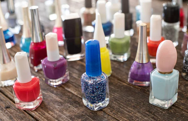 Muchos Esmaltes Uñas Colores Mesa — Foto de Stock