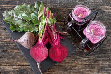 Antioksidan pancar suyu detoks için bir kavanozda, pancar suyu ile deoksifikasyon konsepti  