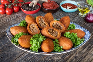 Ramazan Bayrami 'nin evcil Türk yemekleri kavramları Türk özel yemeği kibbeh (icli kofte ve oruk)