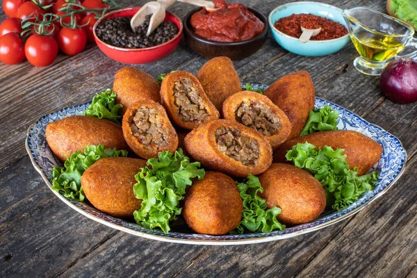Ramazan Bayrami 'nin evcil Türk yemekleri kavramları Türk özel yemeği kibbeh (icli kofte ve oruk)