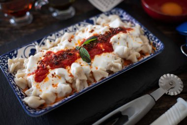 Et, yoğurt, tereyağı ve kırmızı biberli Türk mantısı.. 