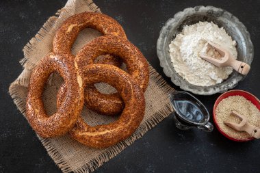 Türk simitli geleneksel Türk kahvaltısı masada. Restorandaki yemek konsepti..  