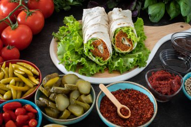 Cig kofte (Türkçe çiğ köfte) marul, domates, turşu ve limon ile birlikte, sıcak chee kofta. Türk yerel çiğ gıda purosu 