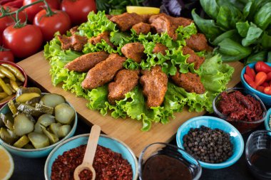Cig kofte (Türkçe çiğ köfte) marul, domates, turşu ve limon ile birlikte, sıcak chee kofta. Türk yerel çiğ gıda purosu 