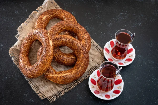 Traditionelles Türkisches Frühstück Mit Türkischem Bagel Simit Auf Dem Tisch — Stockfoto