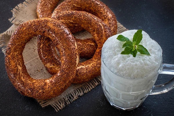 Traditionelles Türkisches Frühstück Mit Türkischem Bagel Simit Auf Dem Tisch — Stockfoto