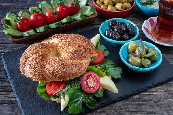 Een Verse Bagel Hamburger Gevuld Voor Het Ontbijt Simit Concept — Stockfoto