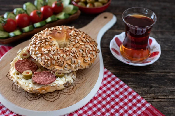 Hamburger Bagel Frais Farci Pour Petit Déjeuner Concept Simit Avec — Photo