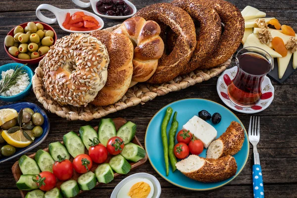 Kahvaltı için doldurulmuş taze bir simit burger. Birçok iştah açıcı ile simit konsept. 