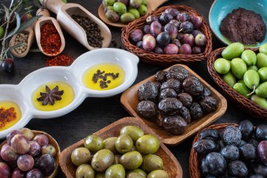 Masadaki zeytinyağı ve zeytinyağının karışımı. Üst görüşlü zeytin kavramı. 