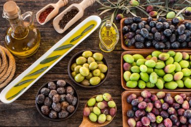 Masadaki zeytinyağı ve zeytinyağının karışımı. Üst görüşlü zeytin kavramı. 